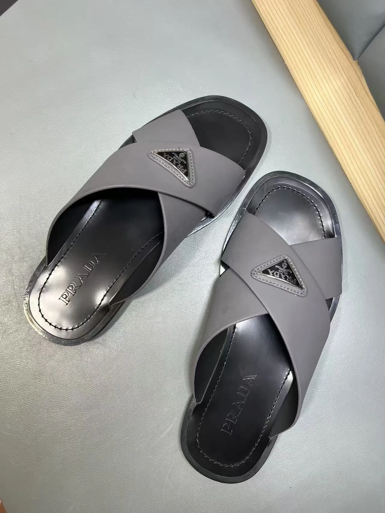 340💰PRADA Prada’s latest slippers are synchronized with the official website. This slipper is made of the brand’s unique and iconic Saffiano leather. The brand logo jumps out from the double straps, and the brand style is clearly visible. Cowhide gives men elegant charm and functional design, making it an ideal choice for vacation and leisure. Size:38-45